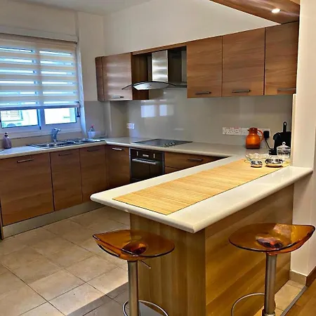 Charm Flat In The Heart Of The Center - Balcony & View 尼科西亚